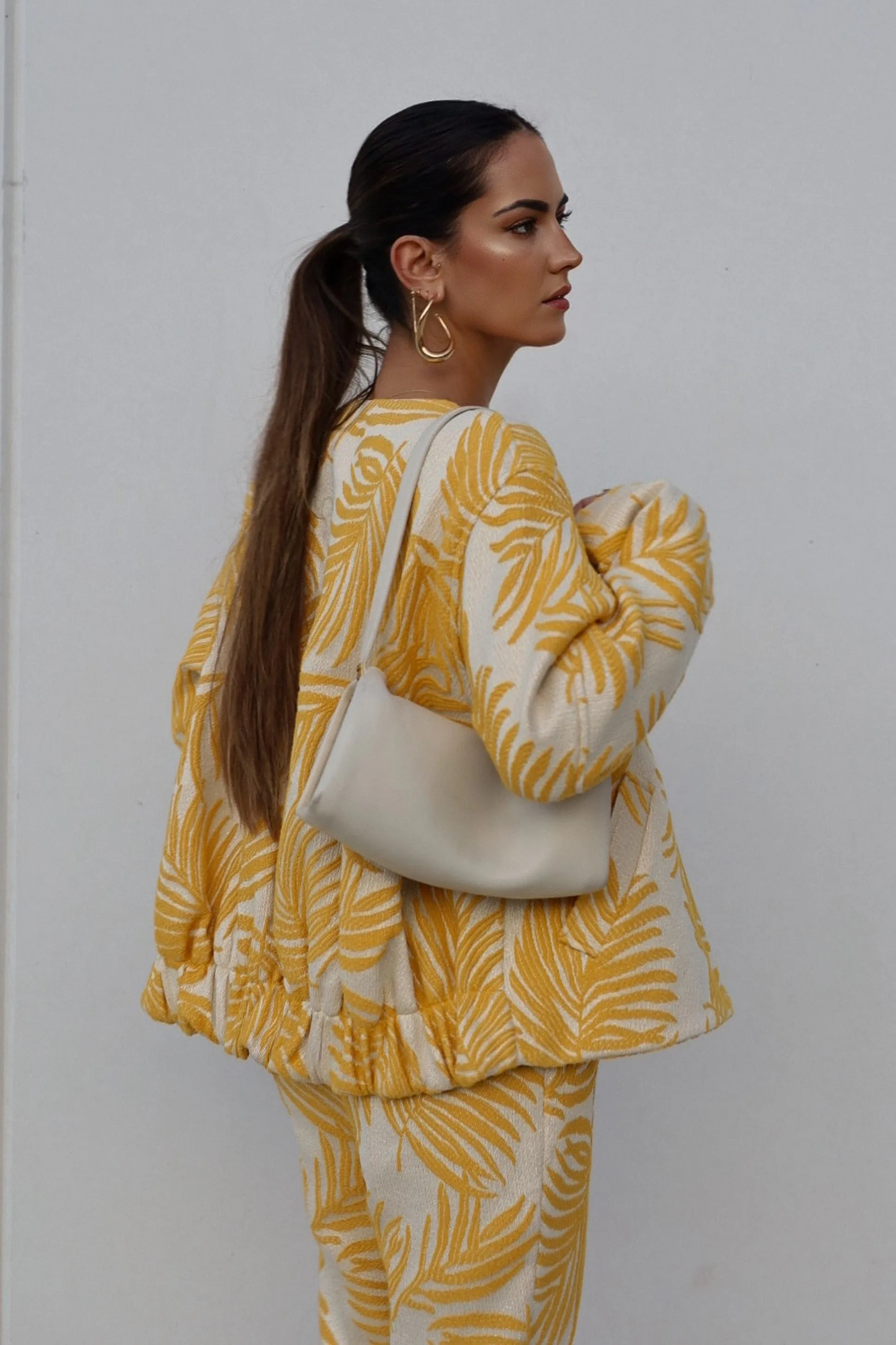 BOMBER BEGE COM JACQUARD FOLHAS AMARELO