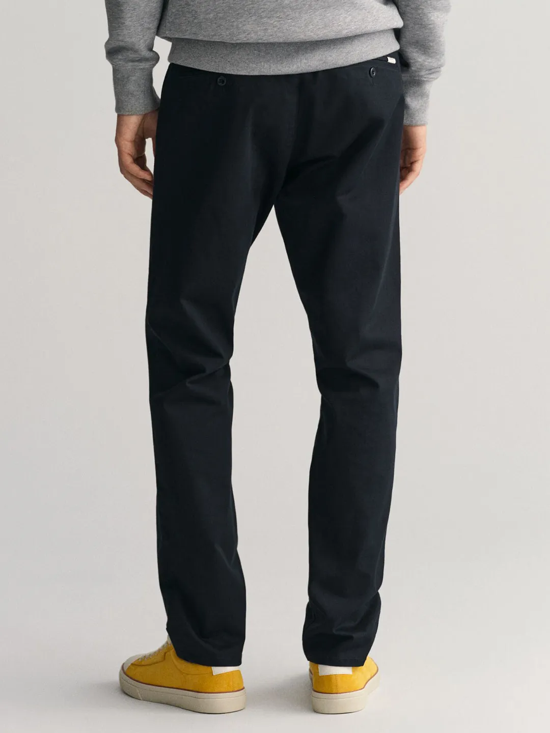 Gant Men Black Solid Slim Fit Flat-Front Chinos