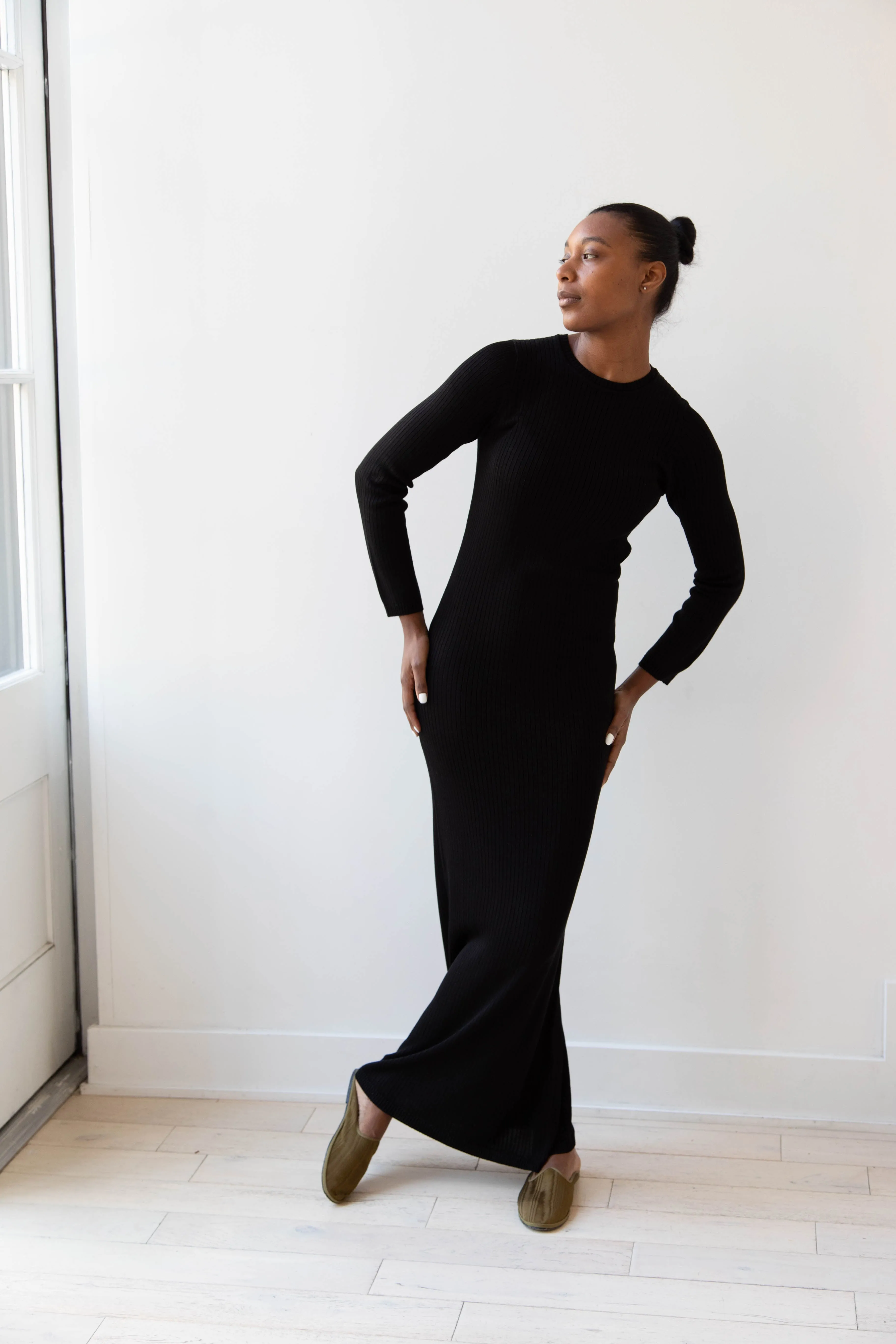 Une Heures | Long Sleeve Crew Neck Dress in Noir