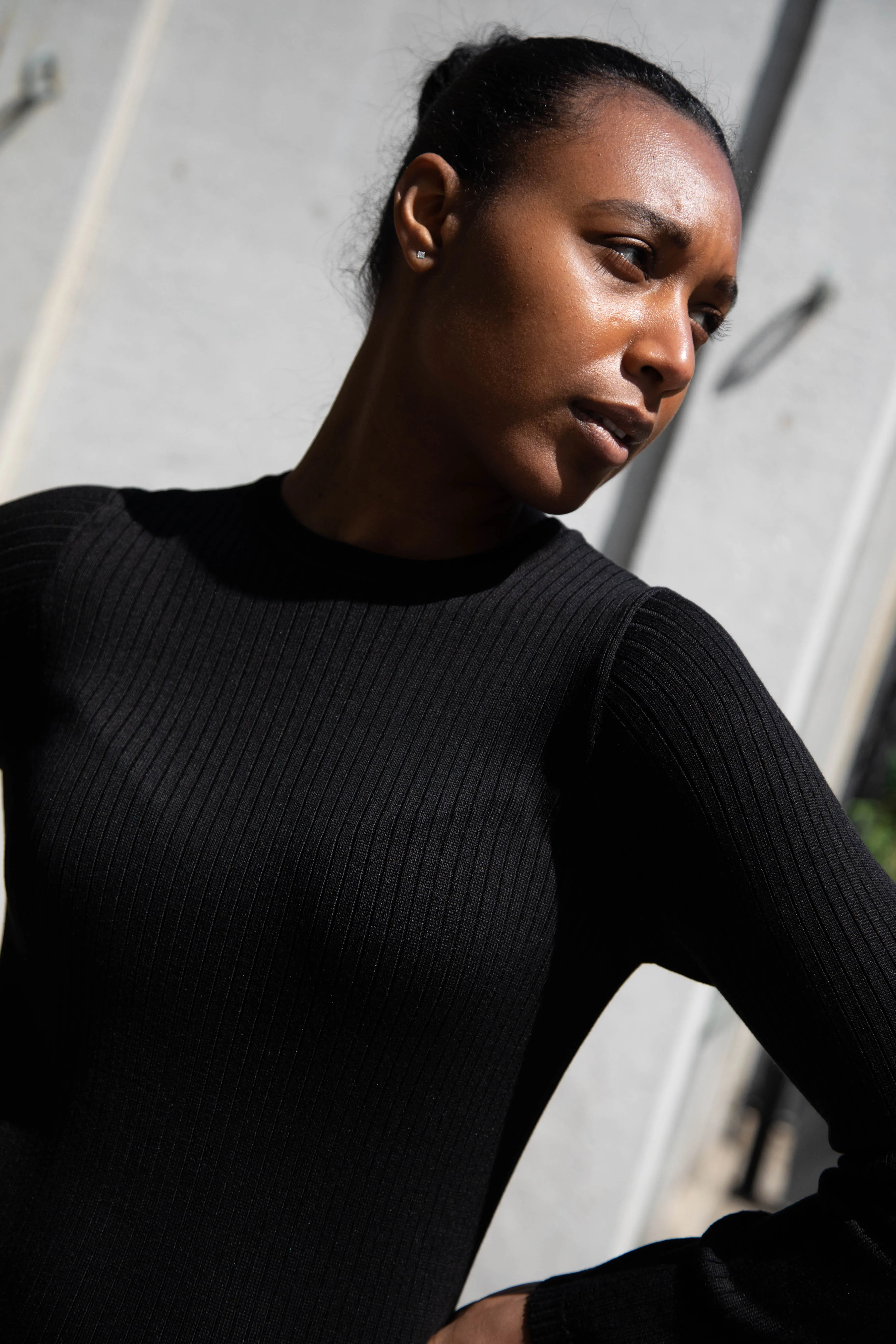 Une Heures | Long Sleeve Crew Neck Dress in Noir