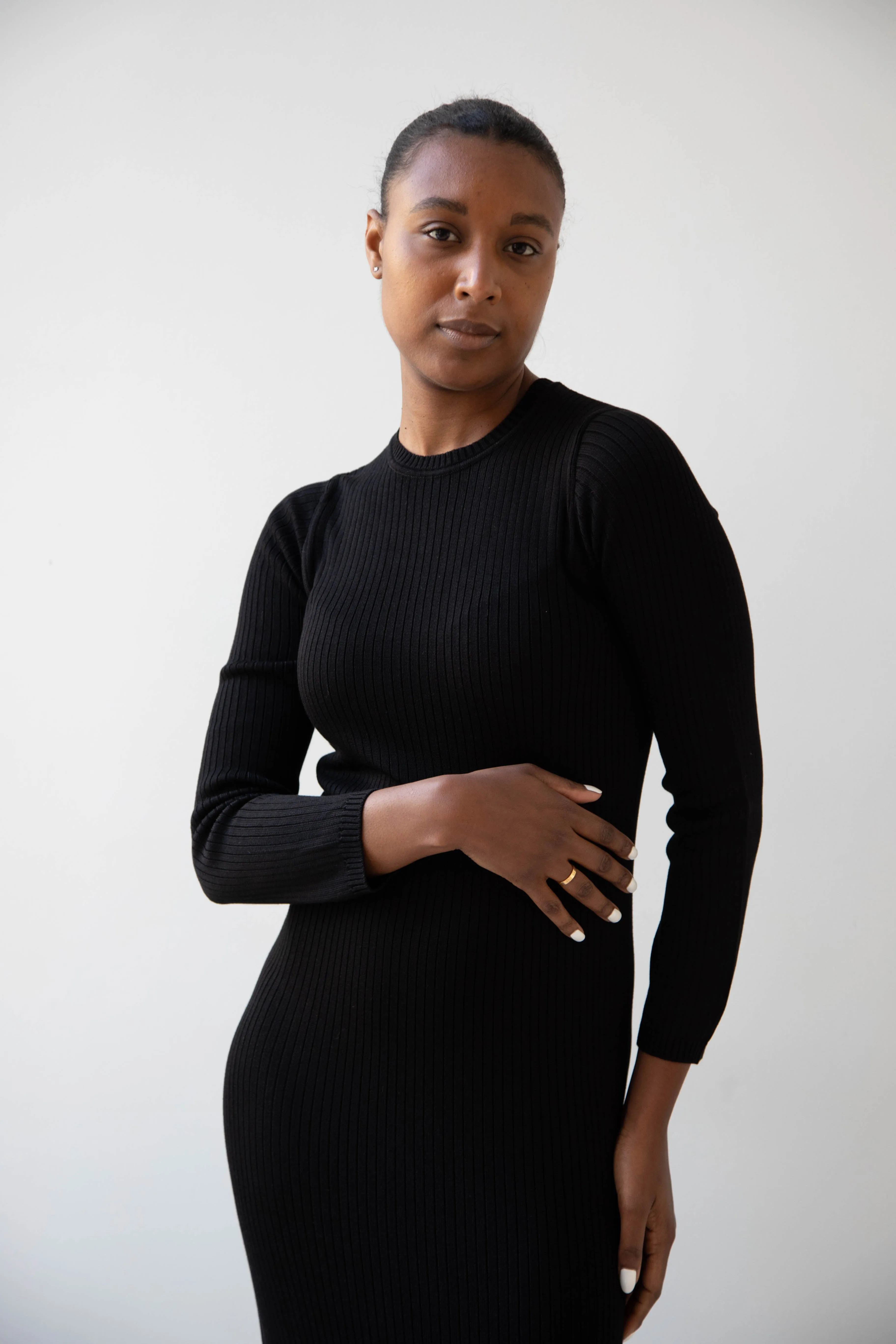 Une Heures | Long Sleeve Crew Neck Dress in Noir