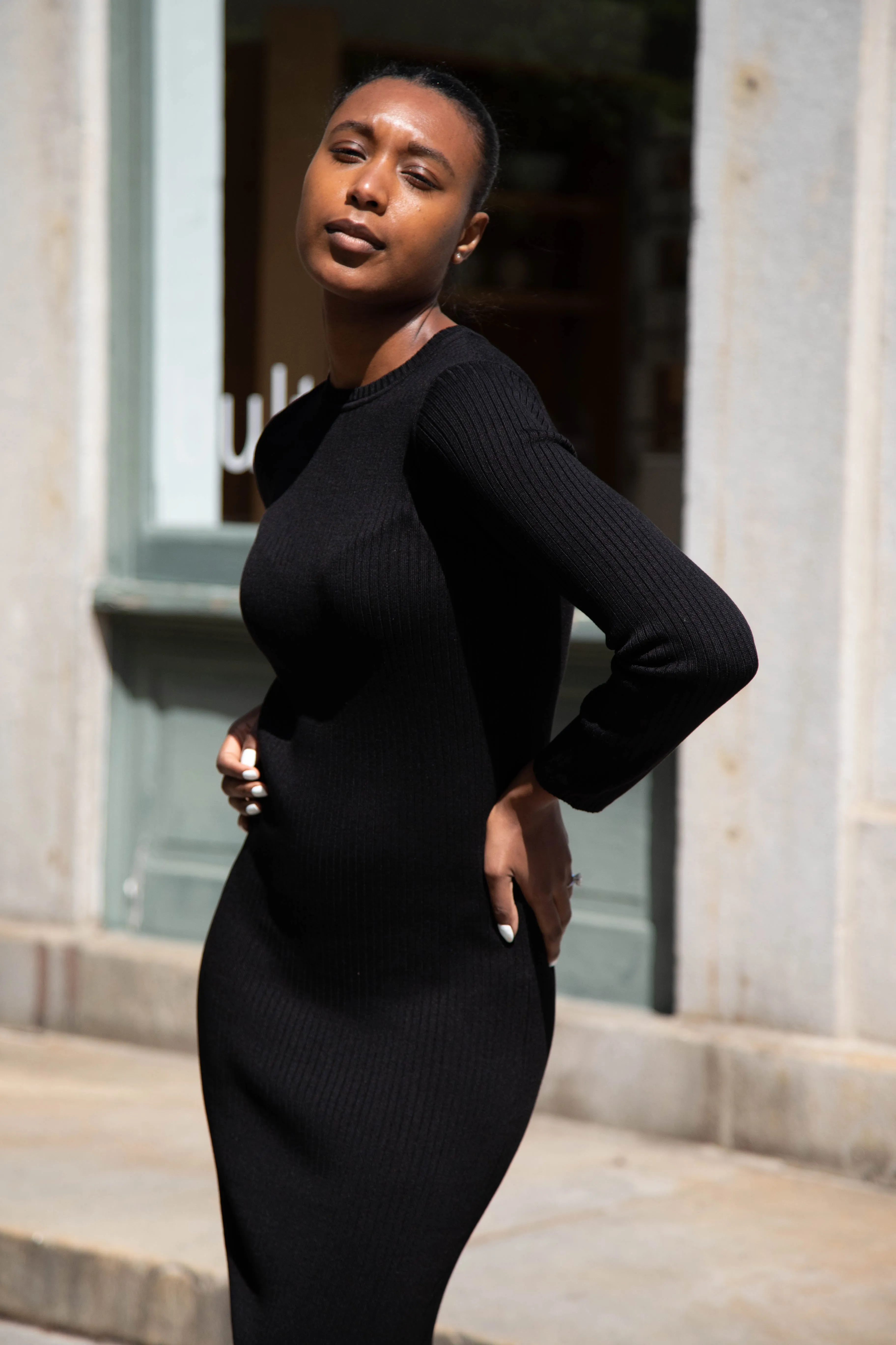 Une Heures | Long Sleeve Crew Neck Dress in Noir