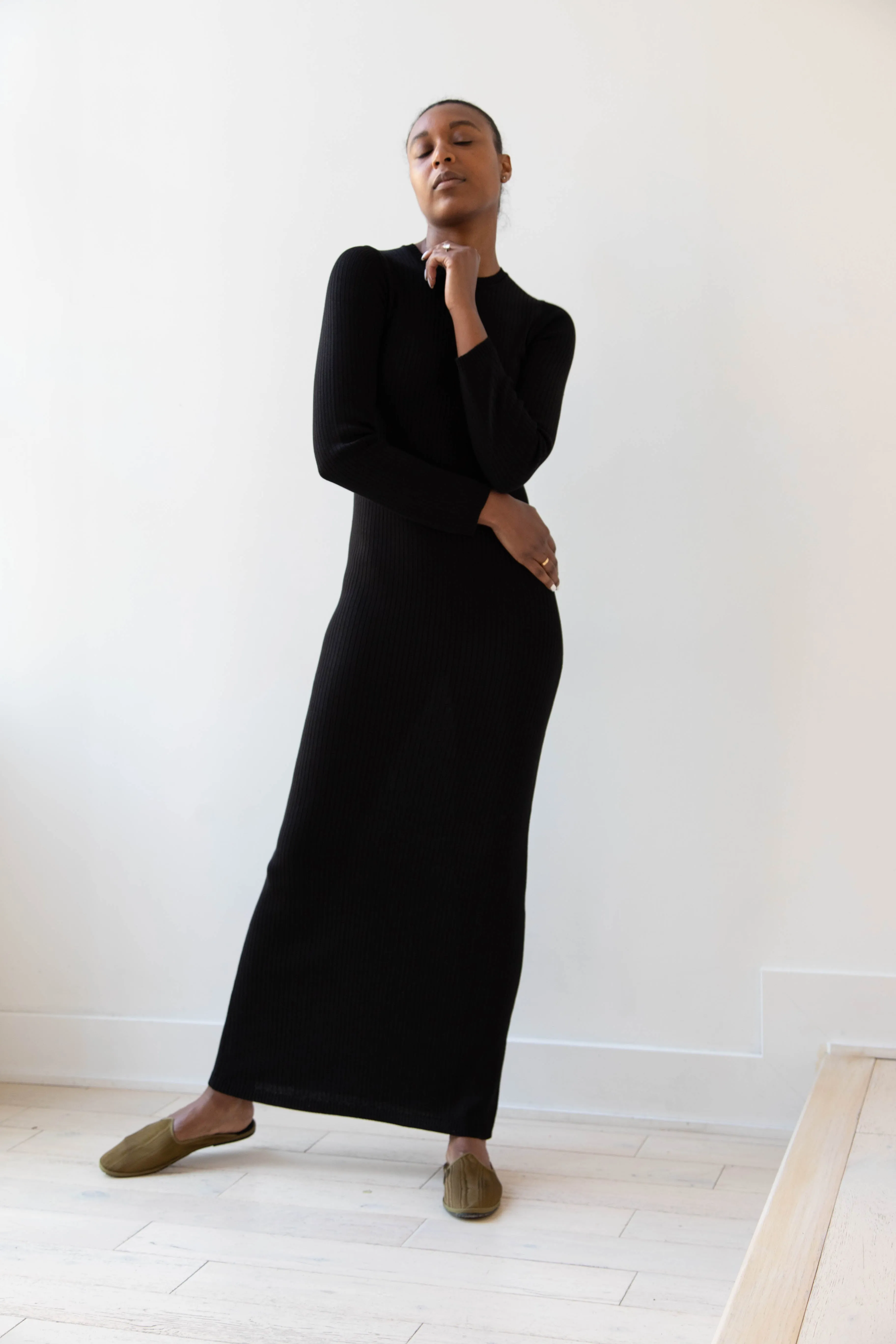 Une Heures | Long Sleeve Crew Neck Dress in Noir