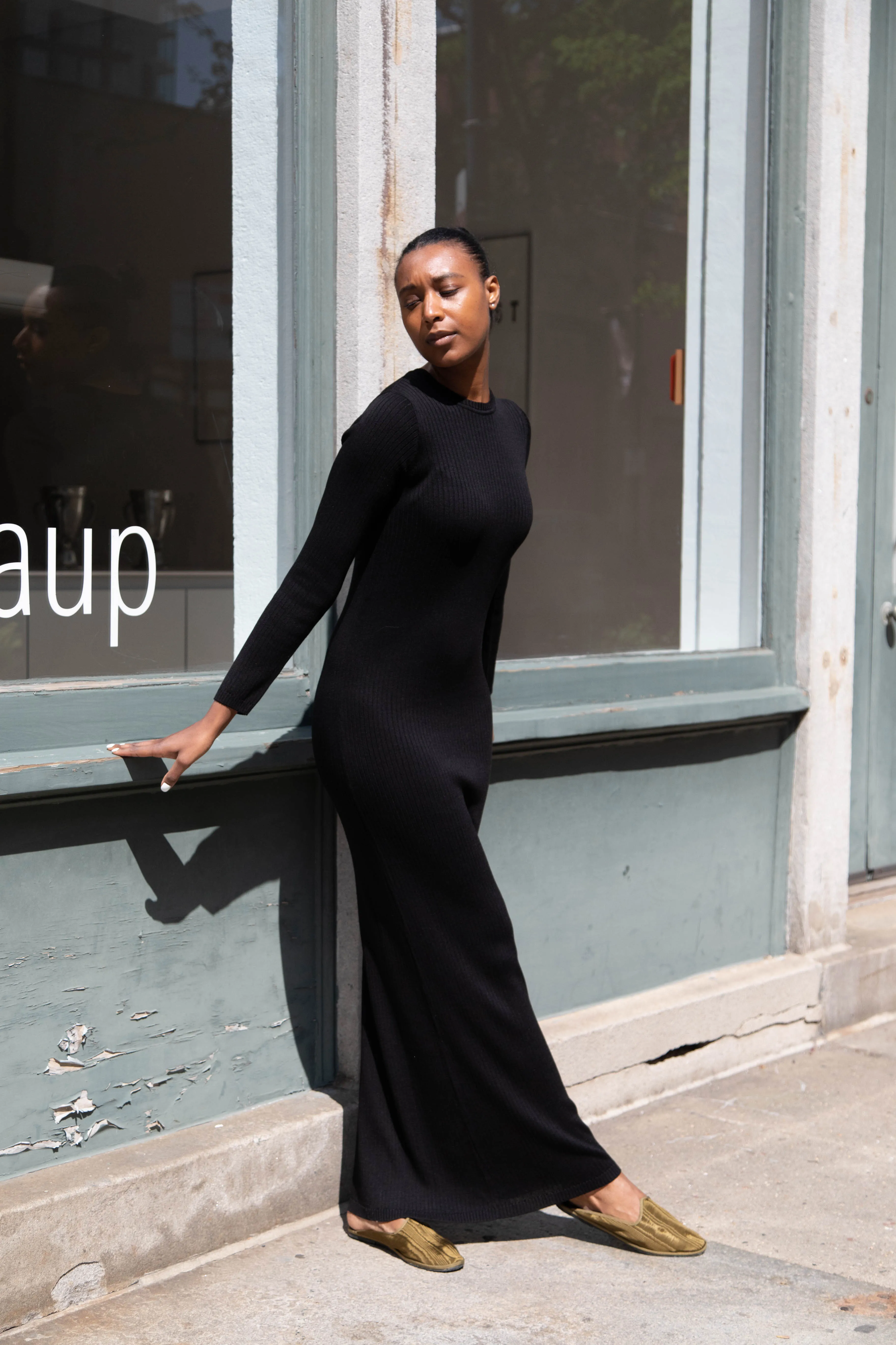 Une Heures | Long Sleeve Crew Neck Dress in Noir