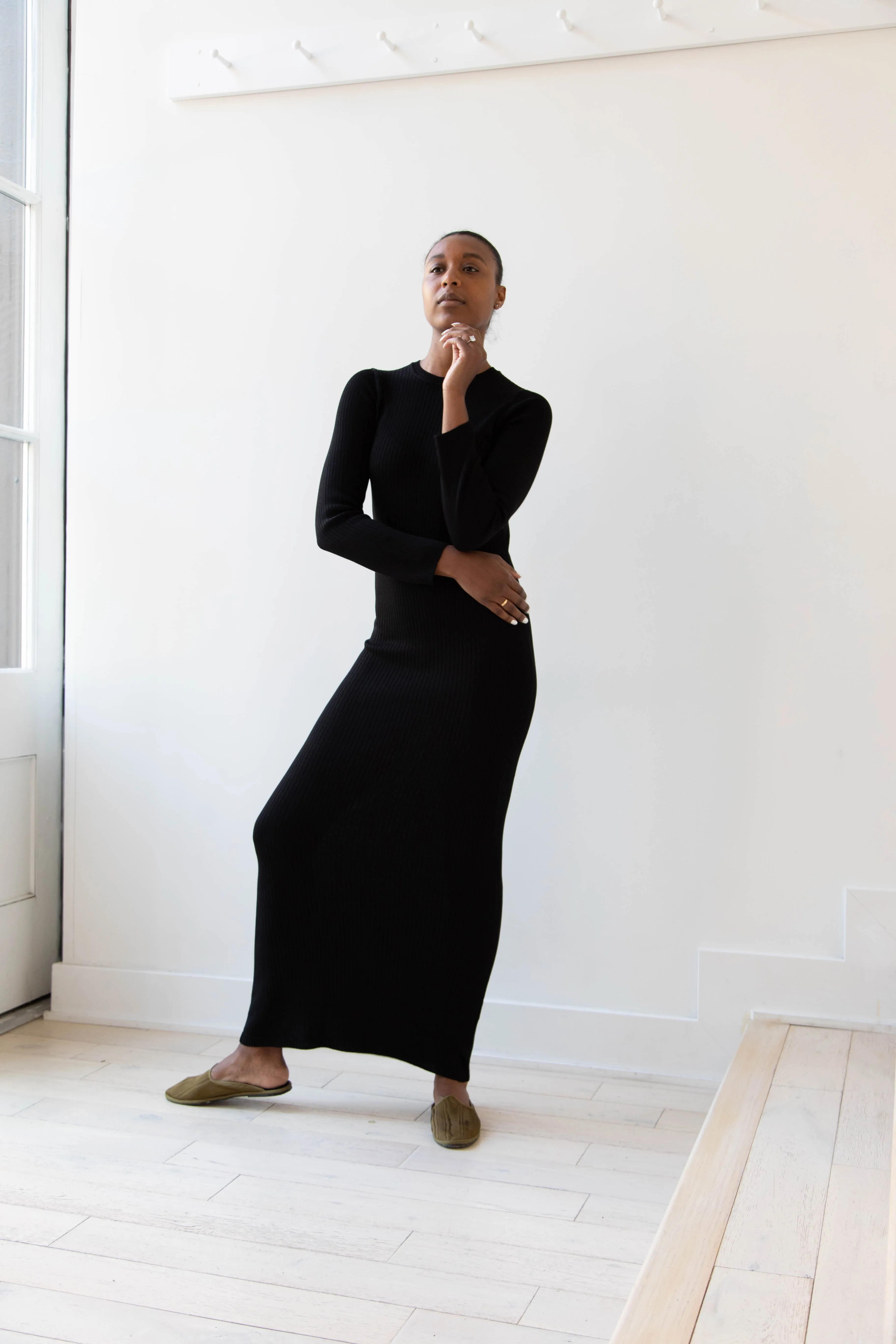 Une Heures | Long Sleeve Crew Neck Dress in Noir