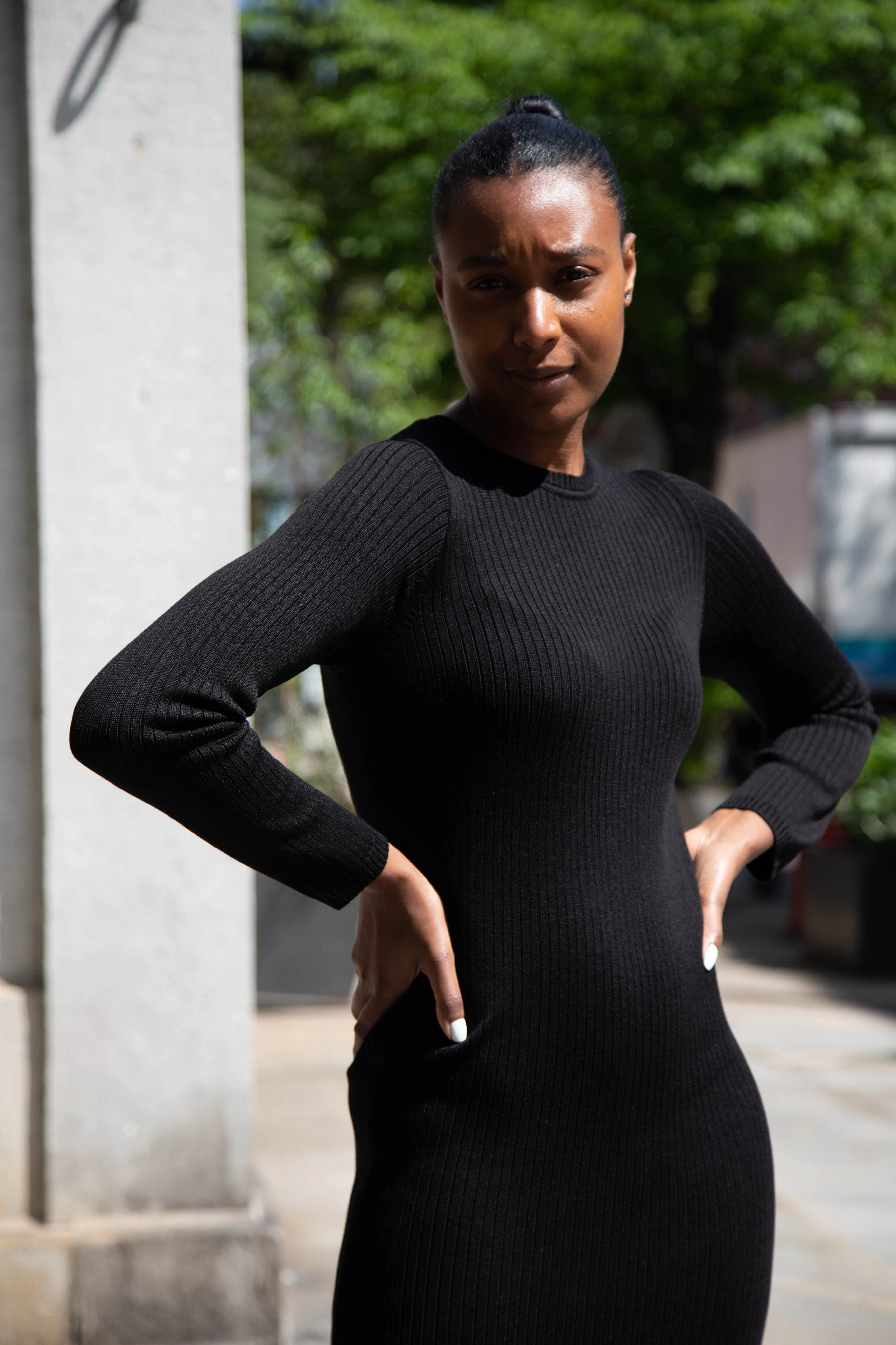 Une Heures | Long Sleeve Crew Neck Dress in Noir