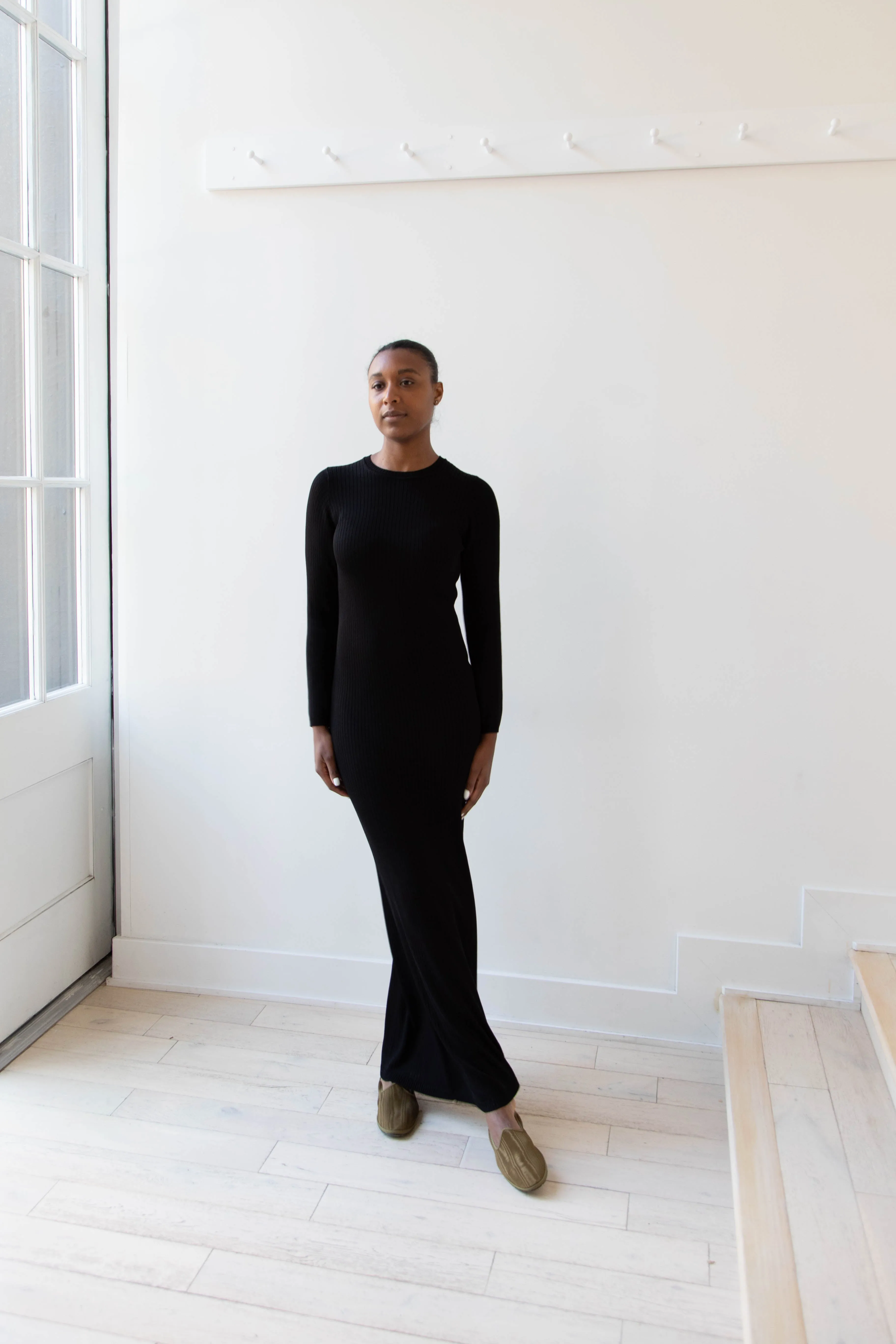 Une Heures | Long Sleeve Crew Neck Dress in Noir