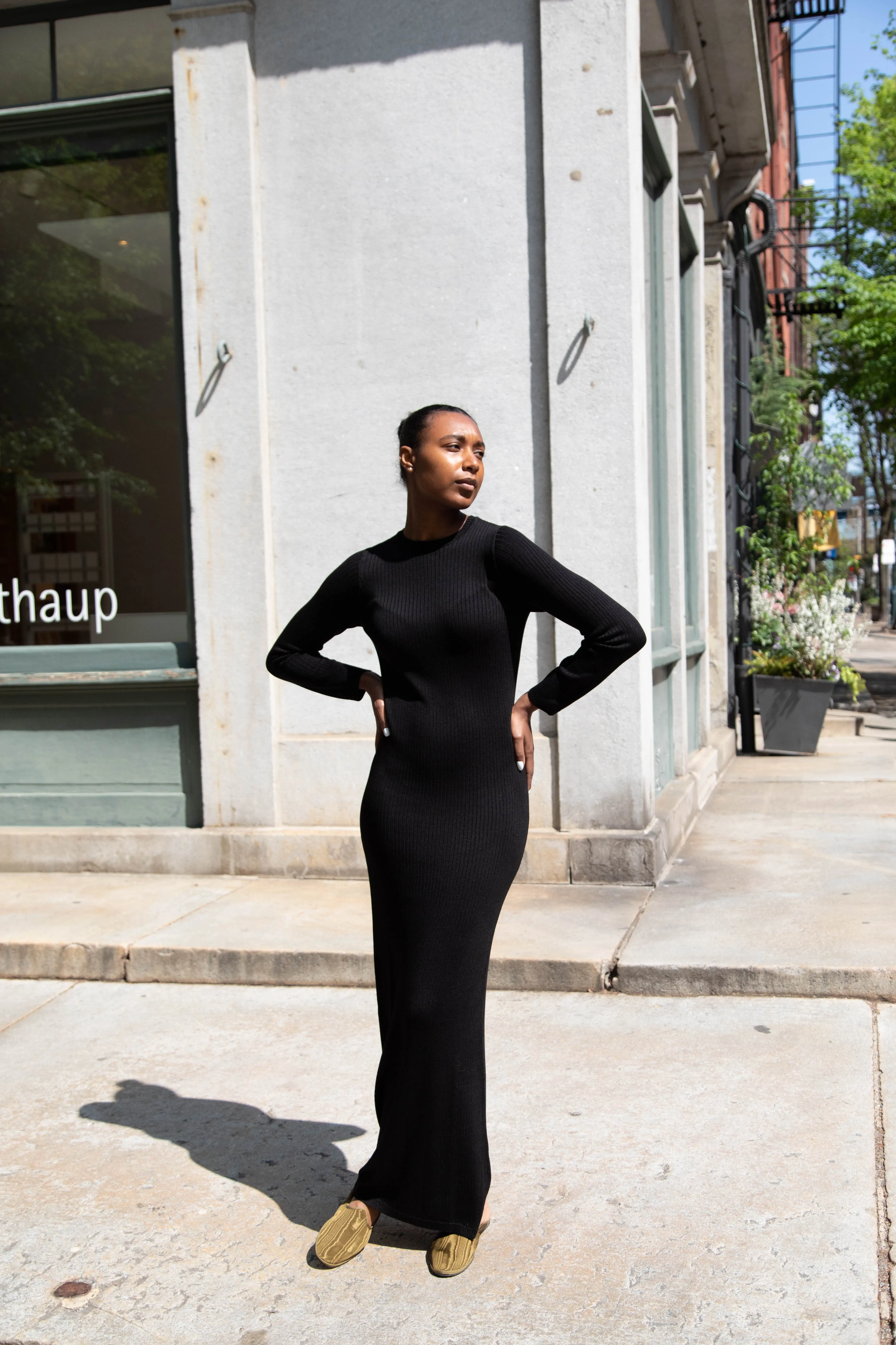 Une Heures | Long Sleeve Crew Neck Dress in Noir