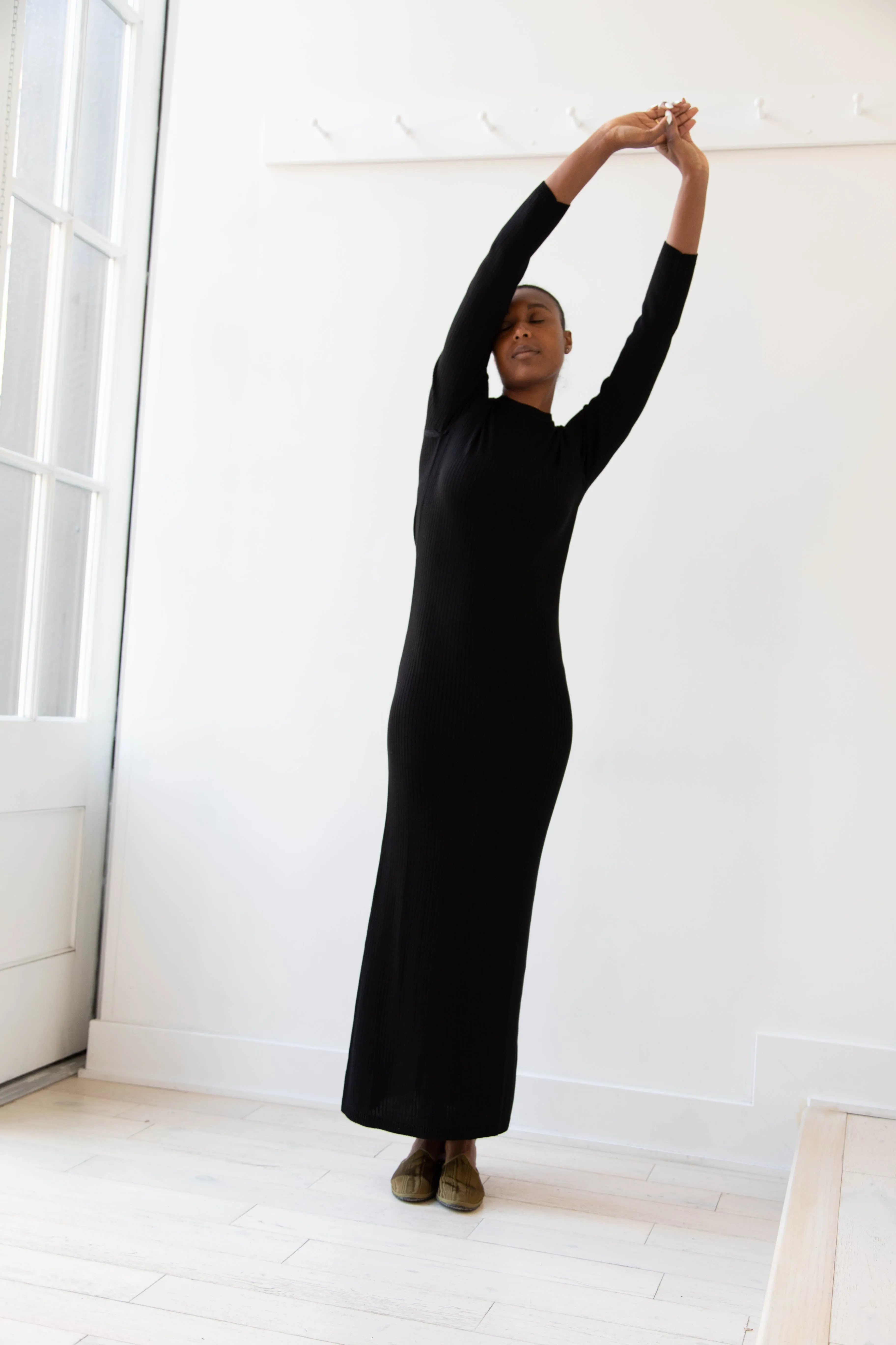 Une Heures | Long Sleeve Crew Neck Dress in Noir