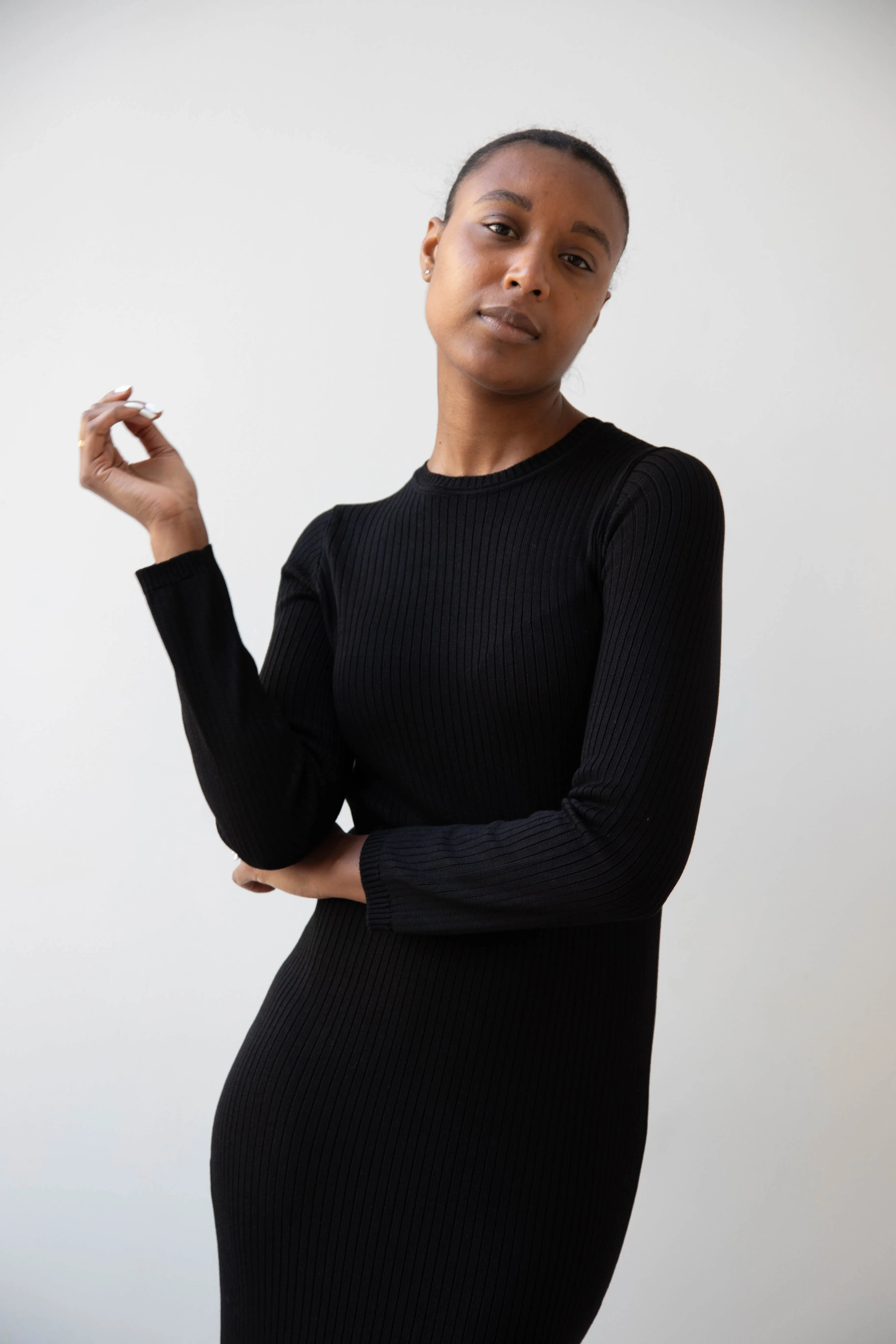 Une Heures | Long Sleeve Crew Neck Dress in Noir