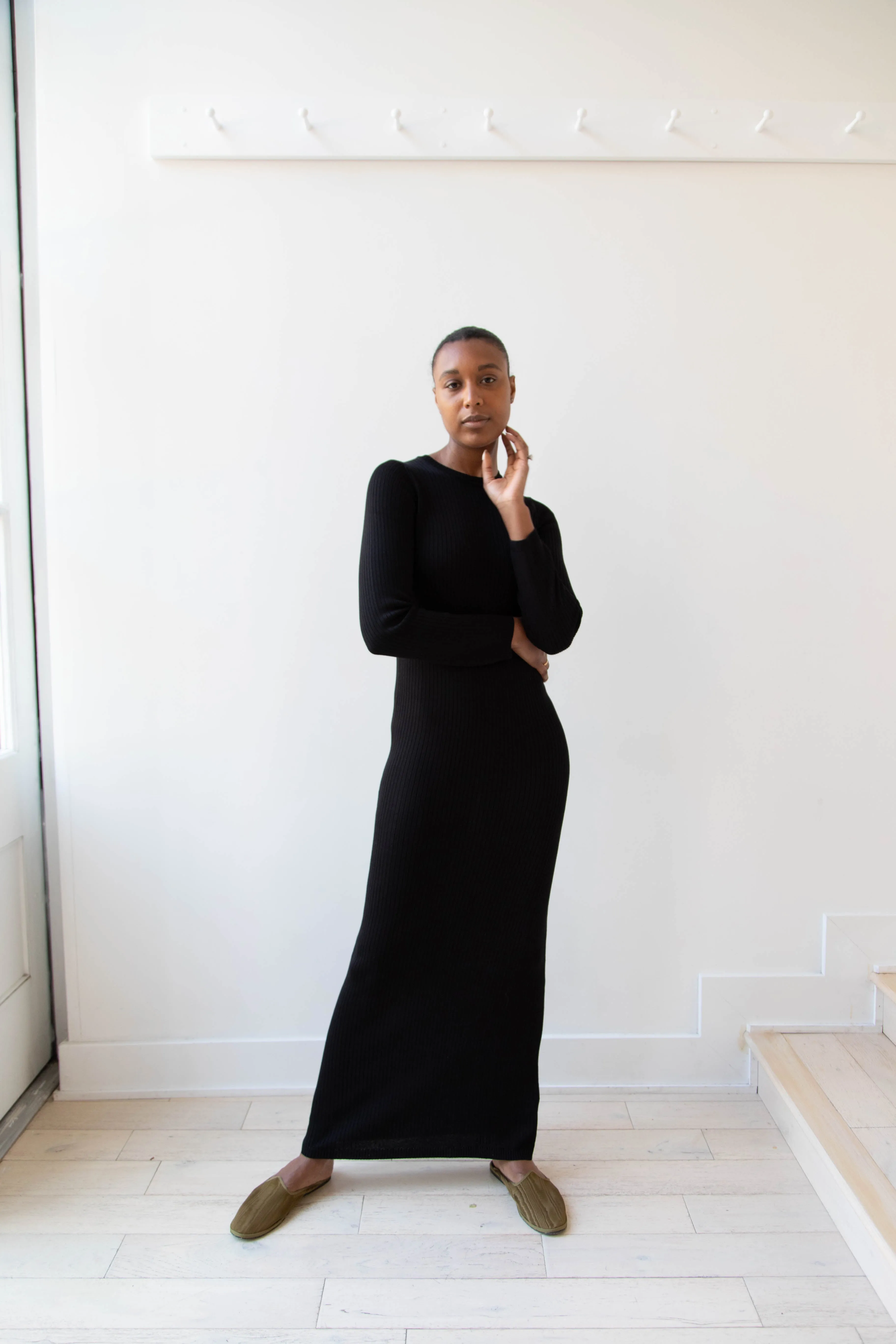 Une Heures | Long Sleeve Crew Neck Dress in Noir