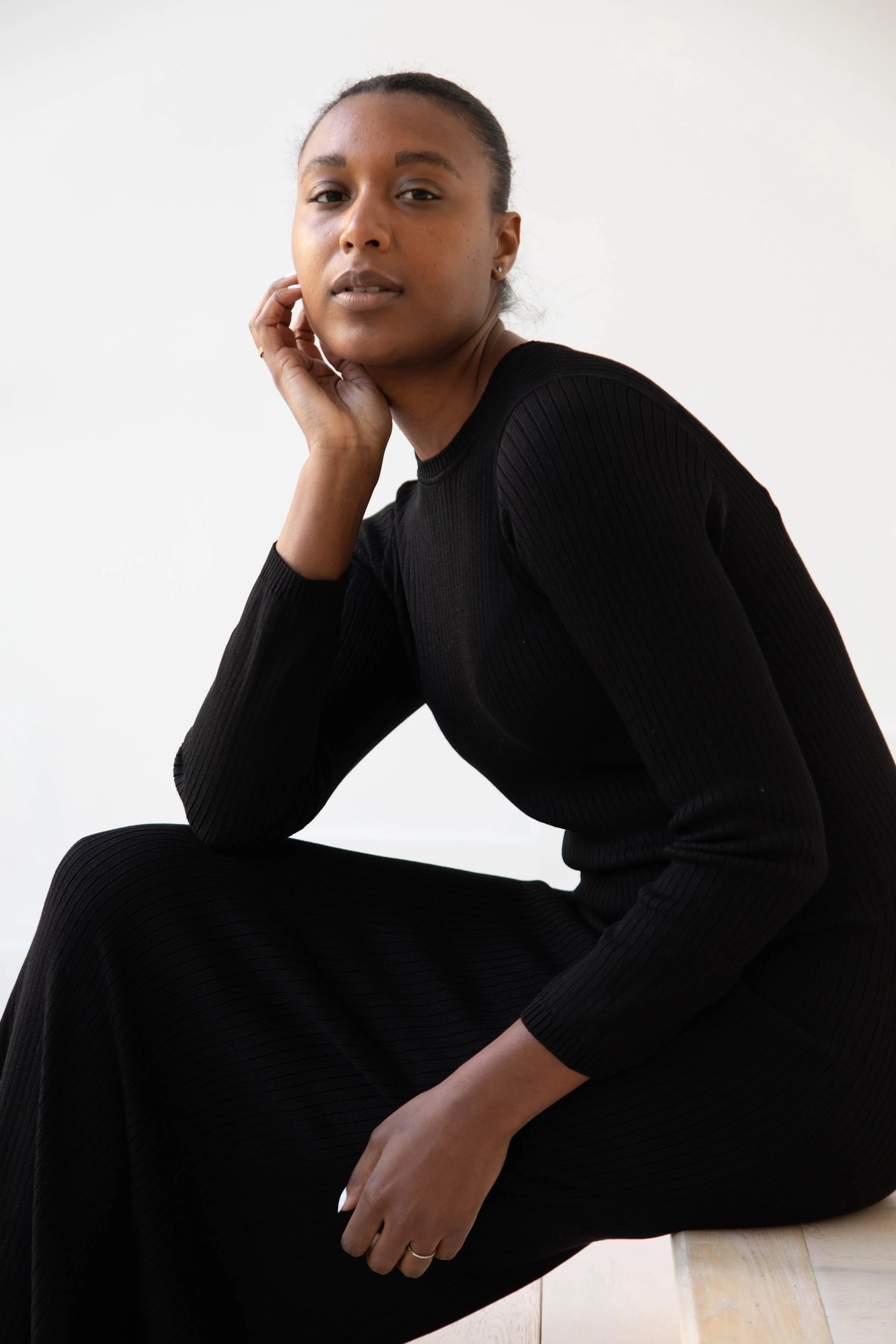 Une Heures | Long Sleeve Crew Neck Dress in Noir