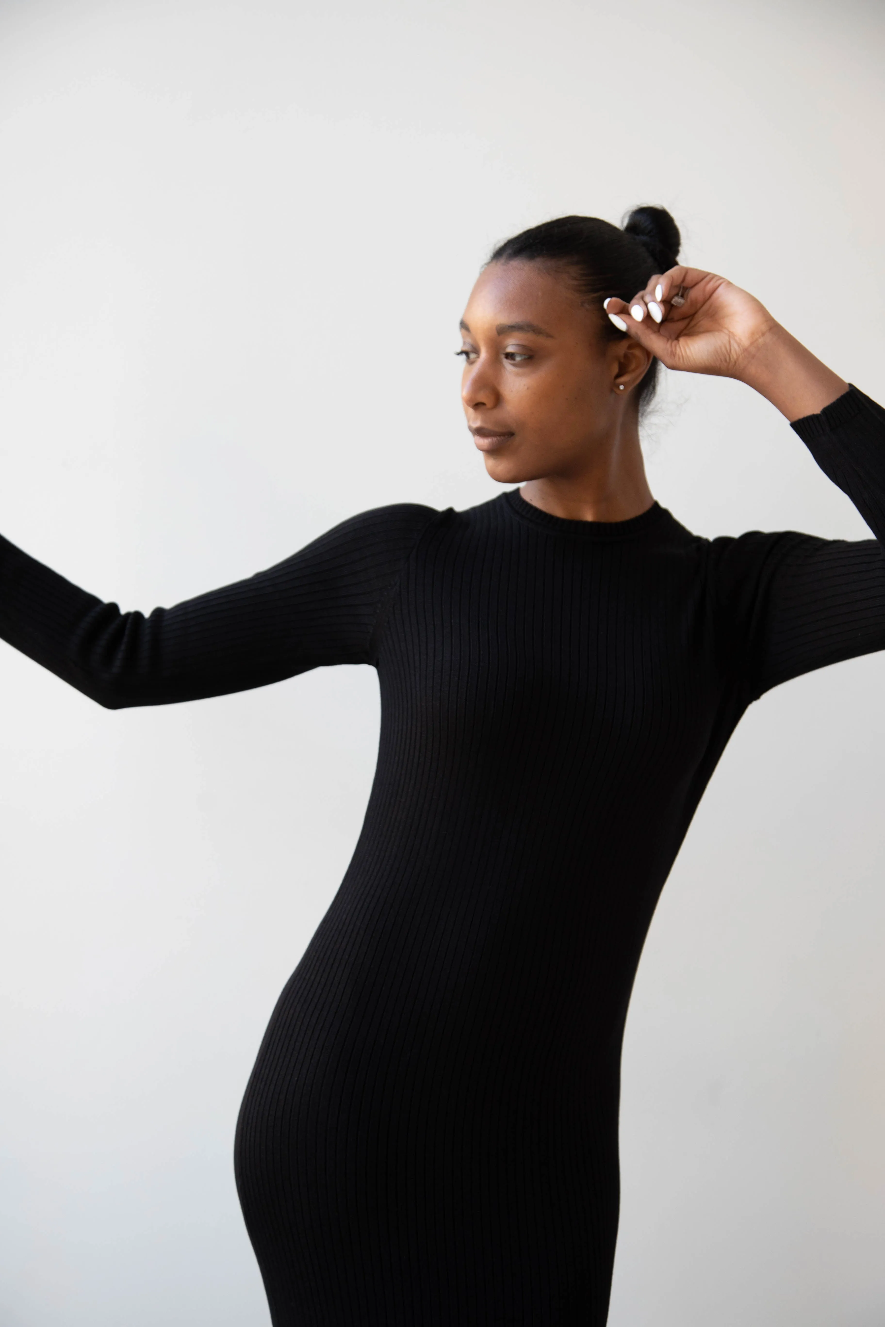 Une Heures | Long Sleeve Crew Neck Dress in Noir