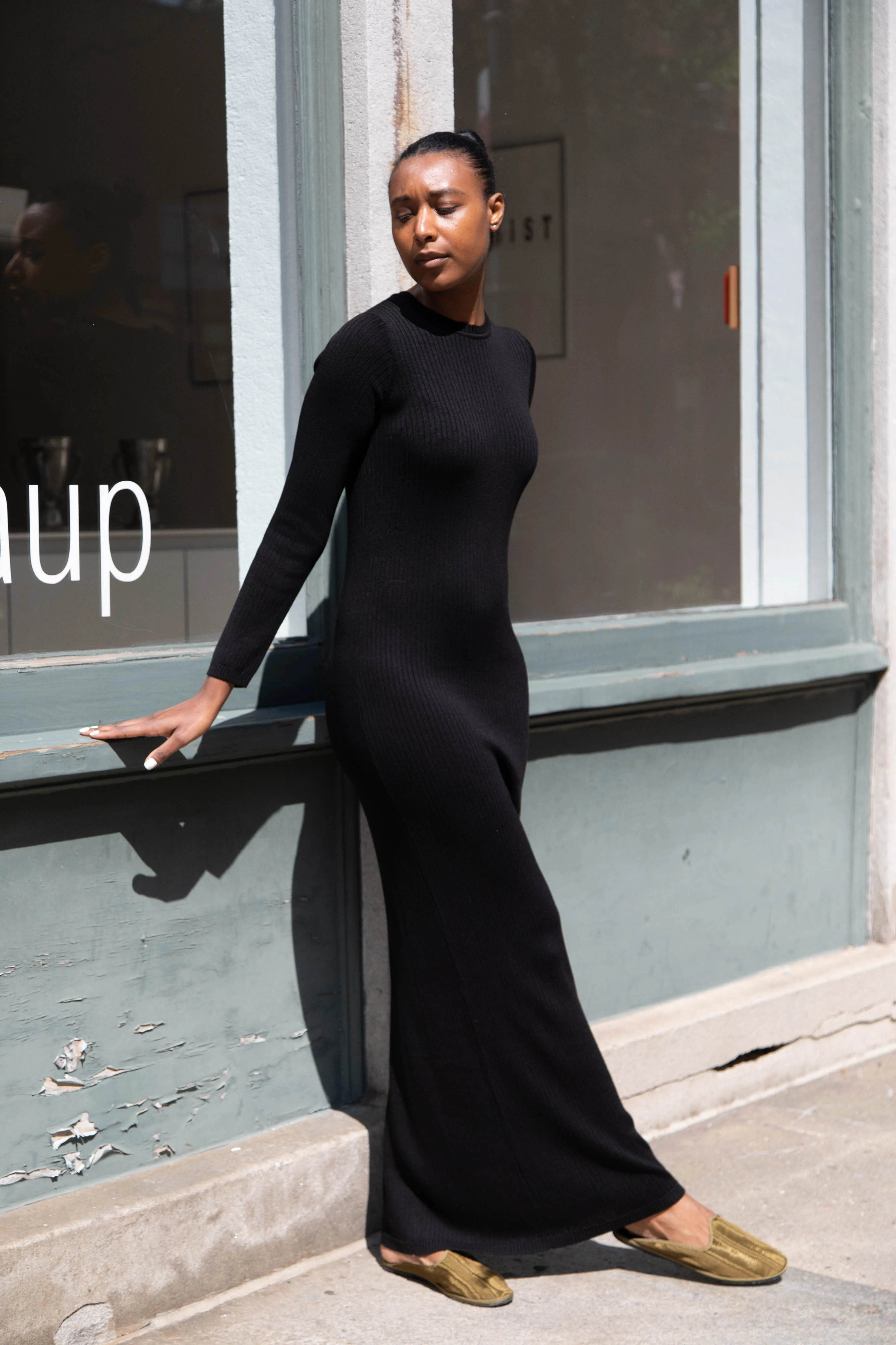 Une Heures | Long Sleeve Crew Neck Dress in Noir