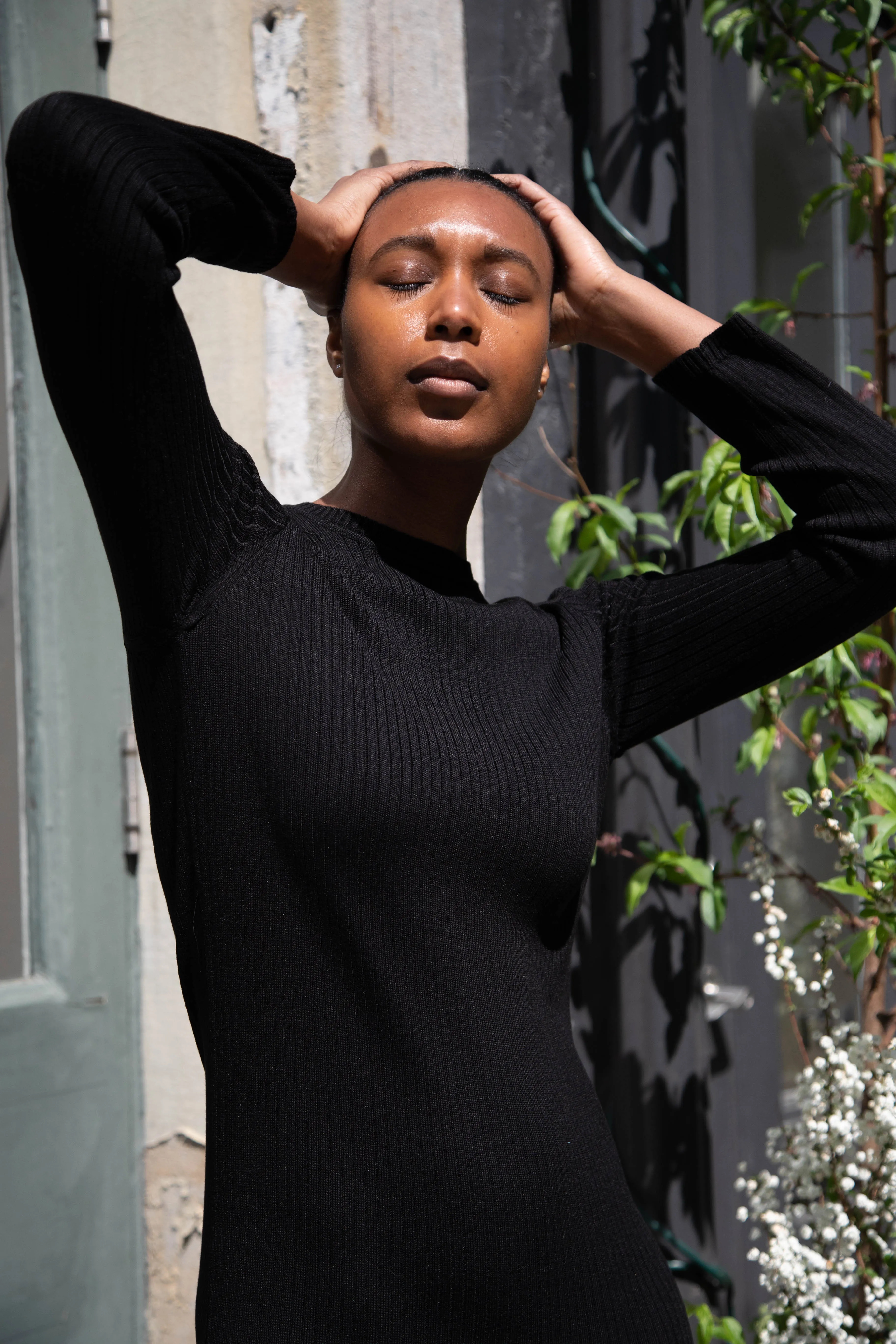 Une Heures | Long Sleeve Crew Neck Dress in Noir