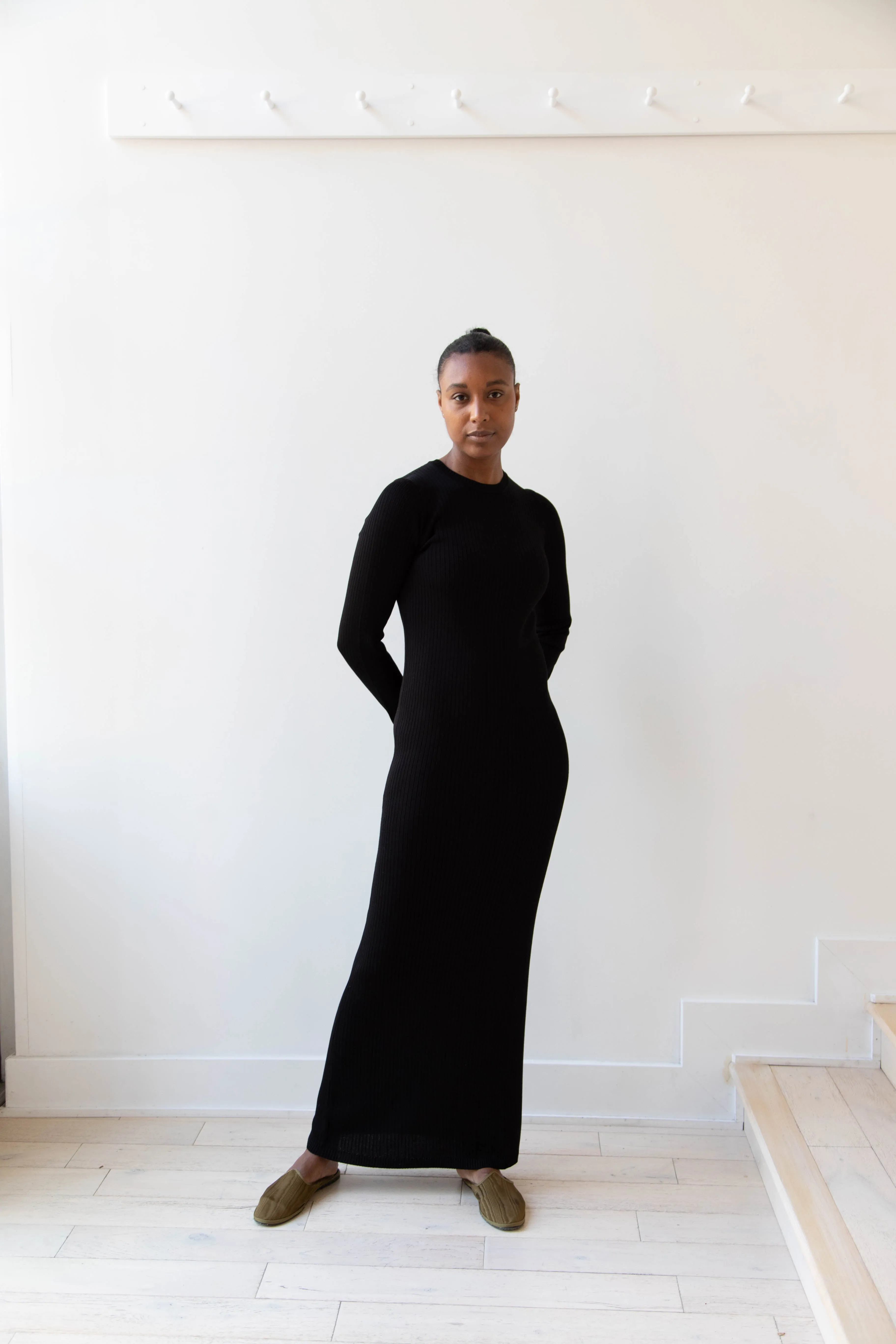 Une Heures | Long Sleeve Crew Neck Dress in Noir