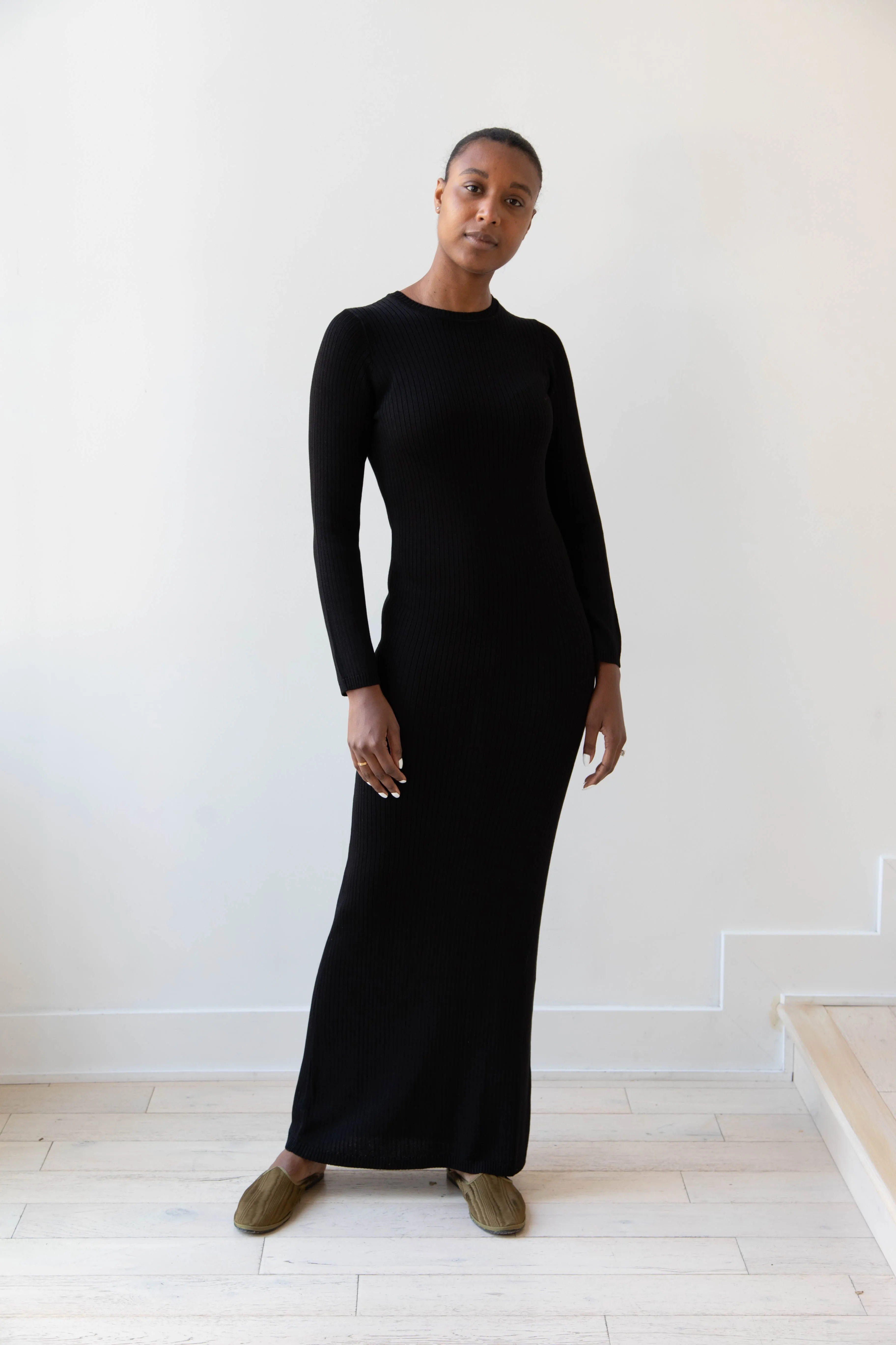 Une Heures | Long Sleeve Crew Neck Dress in Noir