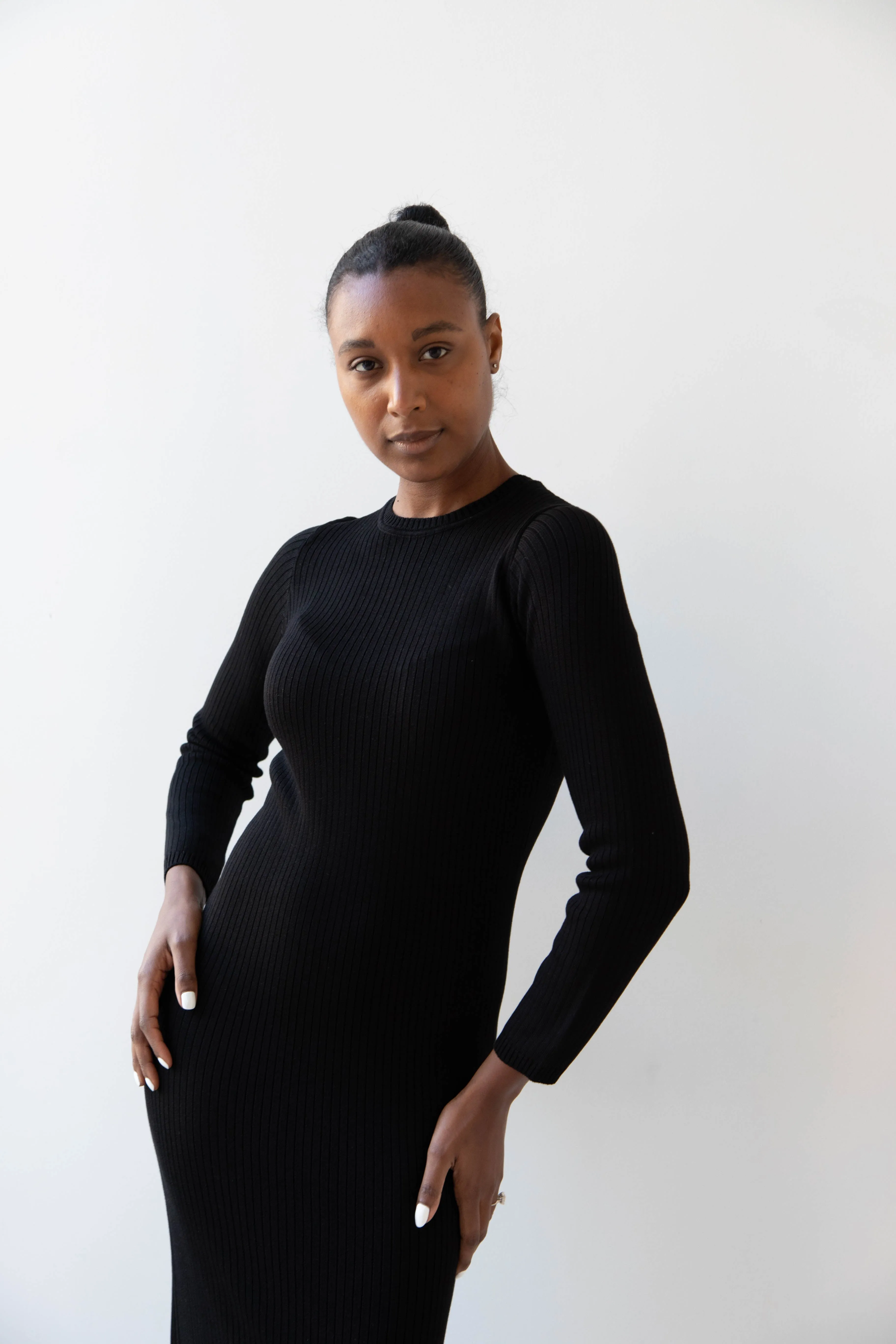 Une Heures | Long Sleeve Crew Neck Dress in Noir