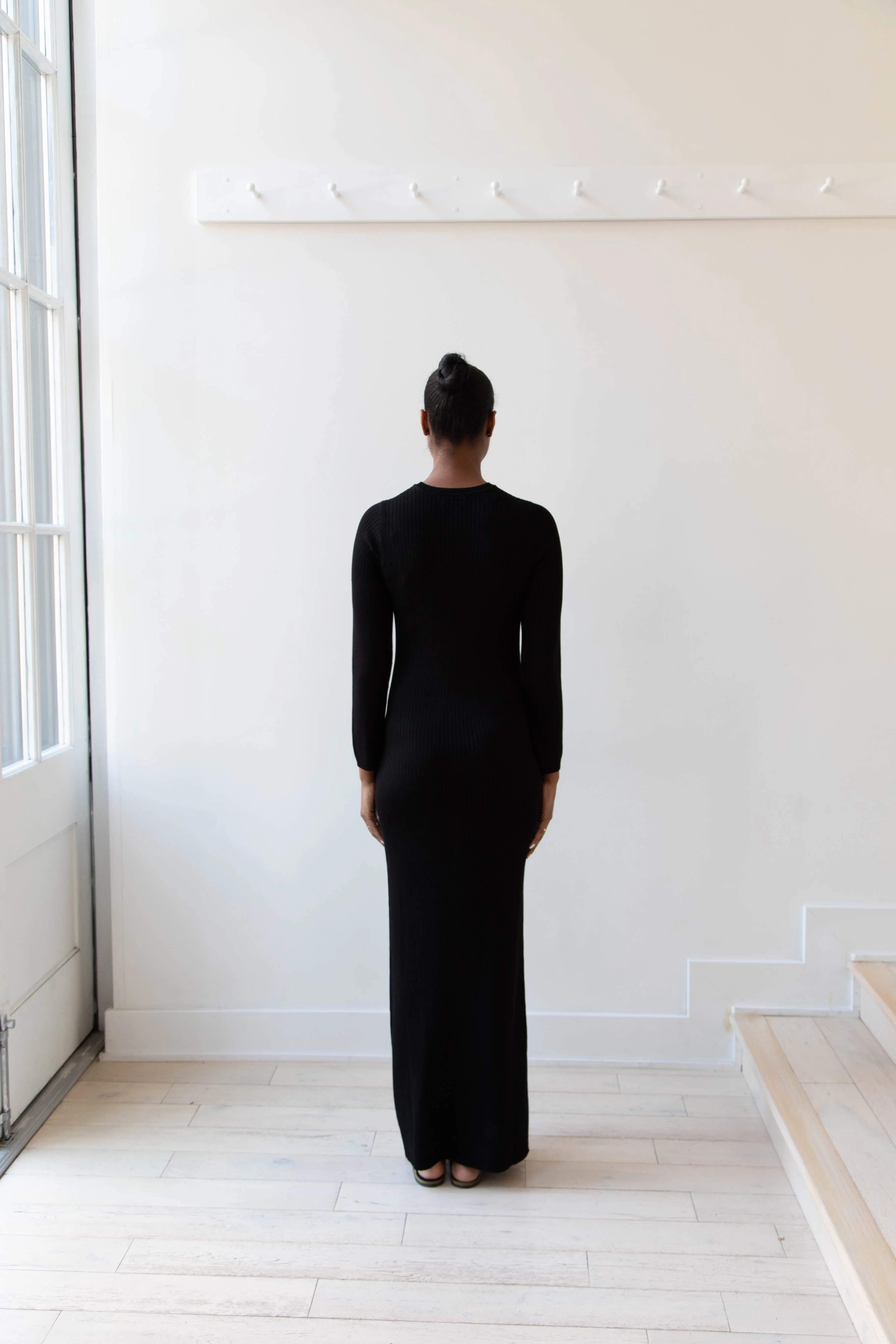 Une Heures | Long Sleeve Crew Neck Dress in Noir